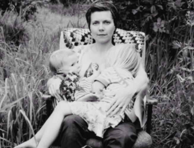 13 Beautiful Tandem Breastfeeding Photos